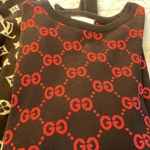 Preowned unisex size medium Gucci Red GG Logo Knit Sweater. Made in Italy.